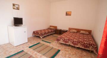 Фото номера Трехместный номер -люкс Гостиница Chair Guest house г. Судак 4
