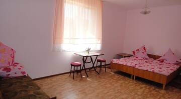 Фото номера Четырехместный номер с душем Гостиница Guest house Zhasmin г. Судак 2