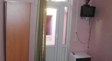 Фото номера Бюджетный трехместный номер Гостиница Guest House on Fireinaya г. Судак 2
