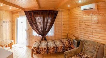 Фото номера Трехместный номер с балконом Гостевой дом Wooden cottage г. Судак 4
