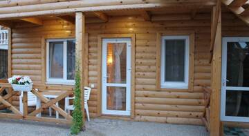 Фото номера Трехместный номер с балконом Гостевой дом Wooden cottage г. Судак 3