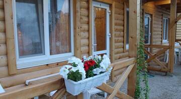 Фото номера Трехместный номер с балконом Гостевой дом Wooden cottage г. Судак 5