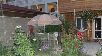 Фото номера Улучшенный четырехместный номер Гостевой дом Wooden cottage г. Судак 3