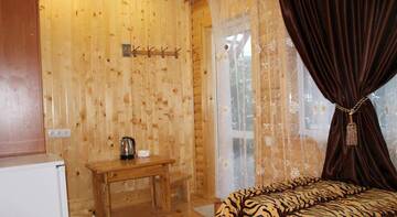 Фото номера Трехместный номер с балконом Гостевой дом Wooden cottage г. Судак 6