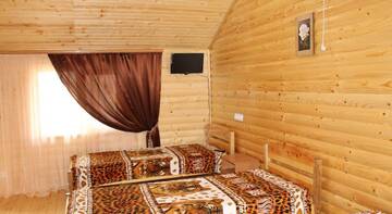 Фото номера Четырехместный номер &quot;Комфорт&quot; Гостевой дом Wooden cottage г. Судак 6