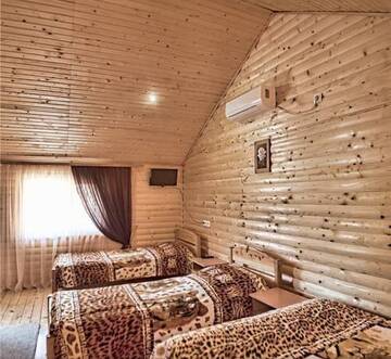 Фото номера Четырехместный номер &quot;Комфорт&quot; Гостевой дом Wooden cottage г. Судак 4