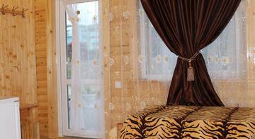 Фото номера Трехместный номер с балконом Гостевой дом Wooden cottage г. Судак 2