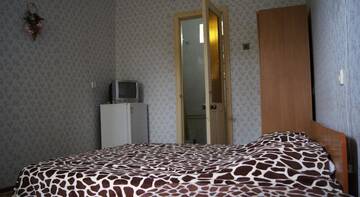 Фото номера Двухместный номер с 1 двуспальной кроватью и дополнительной кроватью Гостиница Адмирал Бин-Боу г. Судак 7