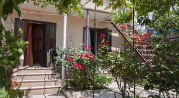 Фото номера Стандартный четырехместный номер Гостиница Guest House Leyla г. Судак 4