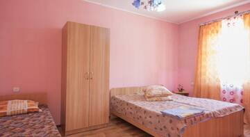 Фото номера Трехместный номер &quot;Комфорт&quot; Гостиница Guest House Leyla г. Судак 2
