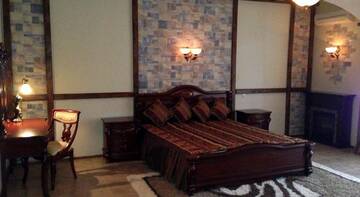 Фото номера Люкс с балконом и кроватью размера «king-size» Гостевой дом Inn Resident г. Судак 4