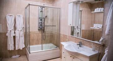 Фото номера Люкс с балконом Гостевой дом Inn Resident г. Судак 10