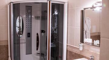 Фото номера Люкс с балконом и кроватью размера «king-size» Гостевой дом Inn Resident г. Судак 3