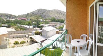 Фото номера Стандартный трехместный номер Гостиница Kanarya Guest House г. Судак 7