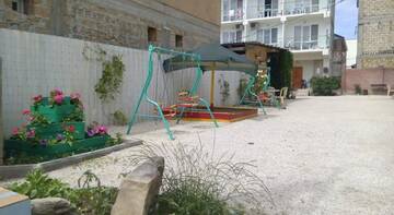 Фото номера Стандартный трехместный номер Гостиница Kanarya Guest House г. Судак 2