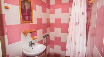 Фото номера Стандартный трехместный номер Гостиница Kanarya Guest House г. Судак 11