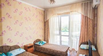 Фото номера Стандартный трехместный номер Гостиница Kanarya Guest House г. Судак 9