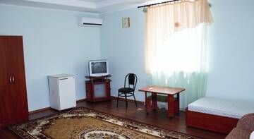 Фото номера Четырехместный номер &quot;Комфорт&quot; Гостиница Guest House Bayram г. Судак 3