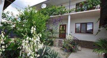 Фото номера Люкс  с 3 спальнями Гостиница Guest House Merzhan г. Судак 11