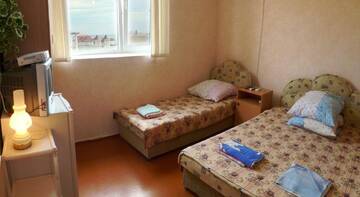 Фото номера Трехместный номер с душем Гостевой дом Пансионат Маячок г. Судак 2