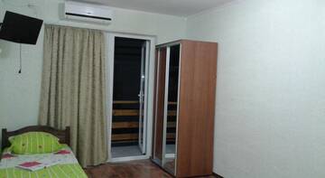 Фото номера Стандартный трехместный номер Гостиница Guest House na Kommunalnoy г. Судак 4