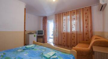 Фото номера Улучшенный трехместный номер Гостиница Guest House Garant г. Судак 5