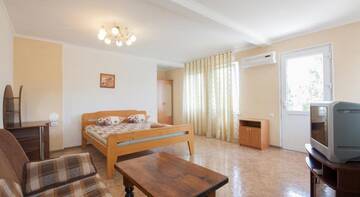 Фото номера Улучшенный трехместный номер Гостиница Guest House Garant г. Судак 25