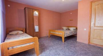 Фото номера Улучшенный трехместный номер Гостиница Guest House Garant г. Судак 19