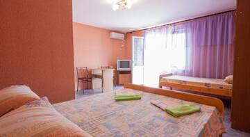 Фото номера Улучшенный трехместный номер Гостиница Guest House Garant г. Судак 17