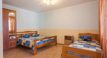 Фото номера Улучшенный трехместный номер Гостиница Guest House Garant г. Судак 7