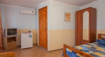 Фото номера Улучшенный трехместный номер Гостиница Guest House Garant г. Судак 9