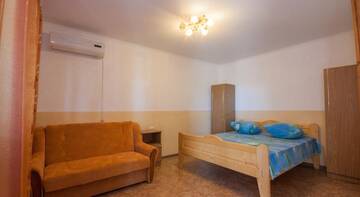 Фото номера Улучшенный трехместный номер Гостиница Guest House Garant г. Судак 4