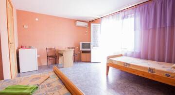 Фото номера Улучшенный трехместный номер Гостиница Guest House Garant г. Судак 18
