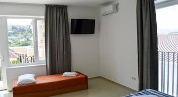 Фото номера Трехместный номер Делюкс Гостиница Guest house Kovalenko г. Судак 2