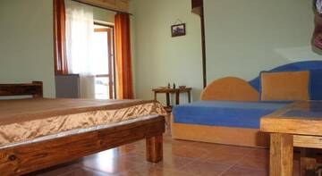 Фото номера Трехместный номер Делюкс с видом на море Гостиница Zhemchuzhina Meganoma Guest House г. Судак 7