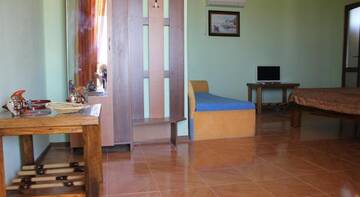 Фото номера Трехместный номер Делюкс с видом на море Гостиница Zhemchuzhina Meganoma Guest House г. Судак 5