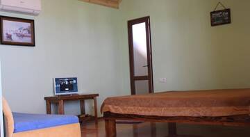 Фото номера Трехместный номер Делюкс с видом на море Гостиница Zhemchuzhina Meganoma Guest House г. Судак 2
