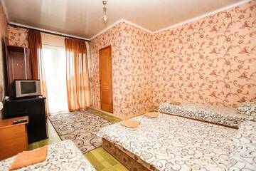 Фото номера Стандартный четырехместный номер Гостиница Raatlan Guest House г. Судак 3
