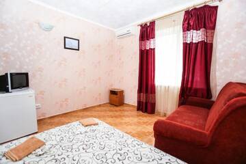 Фото номера Стандартный трехместный номер Гостиница Raatlan Guest House г. Судак 9