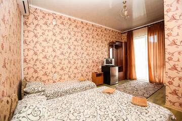 Фото номера Стандартный четырехместный номер Гостиница Raatlan Guest House г. Судак 4