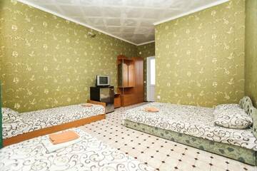 Фото номера Трехместный номер с основными удобствами Гостиница Raatlan Guest House г. Судак 3