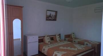 Фото номера Классический трехместный номер Гостиница Guest House Diana г. Судак 3