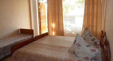Фото номера Бюджетный трехместный номер Гостиница Guest House Gunesh г. Судак 5