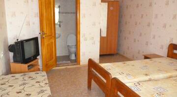 Фото номера Бюджетный трехместный номер Гостиница Guest House Gunesh г. Судак 4