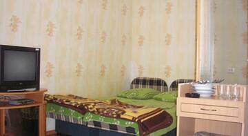 Фото номера Трехместный номер с ванной комнатой Гостиница Гостевой Дом 7я г. Судак 2
