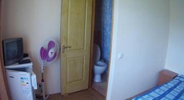 Фото номера Двухместный номер с 2 отдельными кроватями и балконом Гостиница Guest House Gagarina 45B г. Судак 2