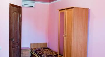 Фото номера Стандартный трехместный номер Гостевой дом У Эмира г. Судак 5