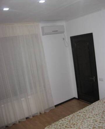 Фото номера Стандартный трехместный номер Гостиница Guest House LAIM г. Судак 2