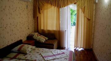 Фото номера Трехместный номер Гостиница Guest house Admiralskaya г. Судак 2