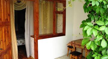 Фото номера Трехместный номер Гостиница Guest house Admiralskaya г. Судак 4